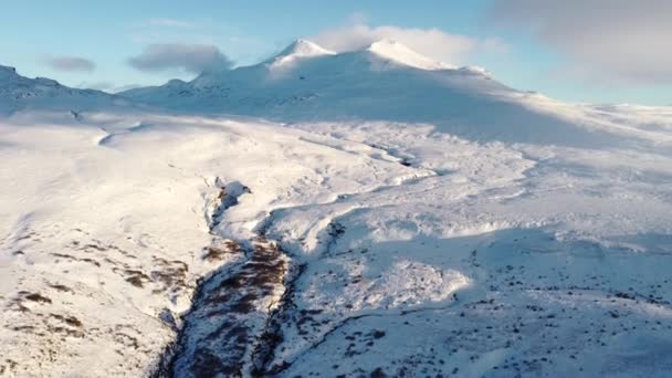 空中观景冬山雪霜晨景雪白的自然使冰岛悬崖冰山一角冰原旅游生态旅游胜地黄金时段 高质量的4K镜头 — 图库视频影像