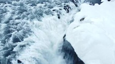 İzlanda 'da Dettifoss şelalesi, donmuş kış manzarası, kar ve buzdan hava manzarası. Saf buzul suyu ve büyük akıntılı büyülü kış mevsimi. Meşhur turistik cazibe. 