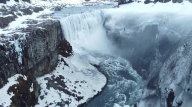İzlanda 'da Dettifoss şelalesi, donmuş kış manzarası, kar ve buzdan hava manzarası. Saf buzul suyu ve büyük akıntılı büyülü kış mevsimi. Meşhur turistik cazibe. 