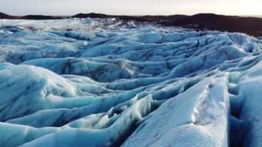 İzlanda 'daki Doğa Vatnajokull Buzulu beyaz kar ve mavi buz mevsimi mevsimi manzarası 4k. Yüksek kalite 4k görüntü