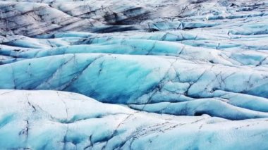 İzlanda 'daki Doğa Vatnajokull Buzulu beyaz kar ve mavi buz mevsimi mevsimi manzarası 4k. Yüksek kalite 4k görüntü