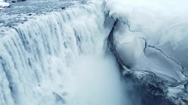 Cascade Dettifoss en Islande, Paysage hivernal gelé avec neige et glace Vue aérienne. Nature magique emplacement hivernal avec de l'eau glaciaire pure et un courant énorme. Attractivité touristique célèbre. 