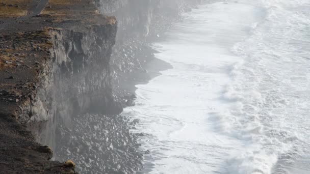 冰岛的海洋海岸线 火山群山 黑色沙滩 波涛汹涌 冰岛著名的旅游胜地 Dyrholaey 以8K解析度4320P射击 高质量的4K镜头 — 图库视频影像