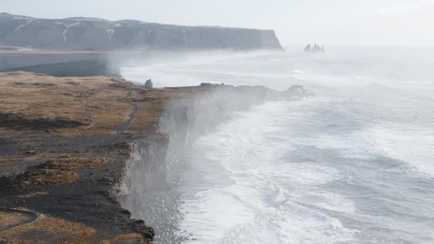 Costa Del Océano Islandia Montañas Volcánicas Playa Arena Negra Con — Vídeos de Stock