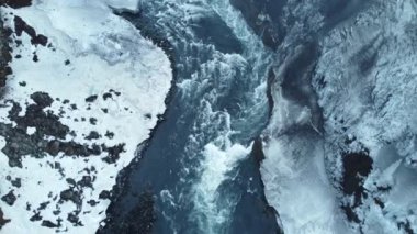 Büyük Kanyon 'da Nehir, Donmuş Kış Manzarası Kar ve Buz Havası Görünümü, Saf Buzul Suyu ile Büyülü Turist Çekimi ve İzlanda' da Büyük Akıntı. 