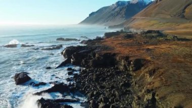 Manzaralı Rocky Sahili Doğa Arkaplanı, Kuzey İzlanda 'da Seyahat Eden Saf Doğa, Vahşi Doğanın Sinematik Hava Görüntüsü Dünyaca ünlü Sahil Hattı, Açık Hava Macerası ve Seyahat. Yüksek kalite 4k görüntü