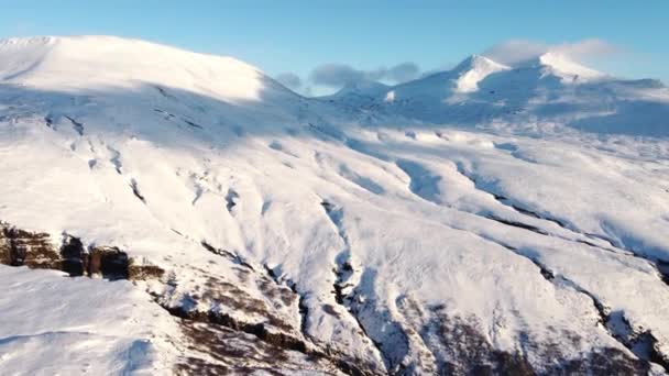 空中观景冬山雪霜晨景雪白的自然使冰岛悬崖冰山一角冰原旅游生态旅游胜地黄金时段 高质量的4K镜头 — 图库视频影像