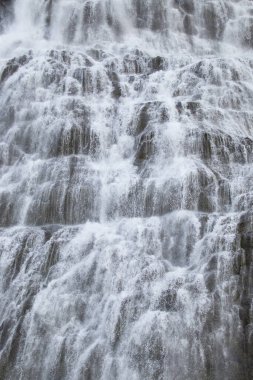 Dynjandi Şelalesi Su Dokusu. İzlanda 'nın güzel, saf doğası. Güçlü Dağ Nehri Arkaplanı. Dev Su Akıntısı, Sonsuz Doğal Enerji. Avrupa seyahati. Her yere git..