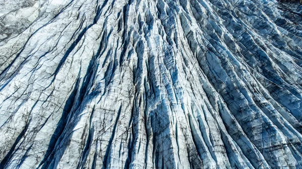 晴れた日には純粋な青い氷を持つ巨大な氷河 ヴァトナヨークトル氷河はアイスランドの雪を覆っていた 美しい自然抽象的な背景 氷のテクスチャの風景空中ビュー 高品質の写真 — ストック写真
