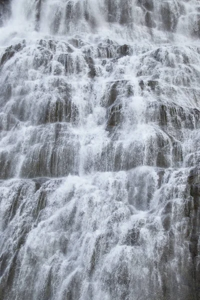 Dynjandi Şelalesi Su Dokusu. İzlanda 'nın güzel, saf doğası. Güçlü Dağ Nehri Arkaplanı. Dev Su Akıntısı, Sonsuz Doğal Enerji. Avrupa seyahati. Her yere git..