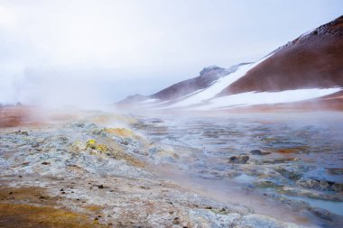 İzlanda 'da jeotermal alan, Sülfür Vadisi' nde Tüten Fümerollü Saf Yeşil Enerji. Ünlü turist mekanı Hver. Myvatn Gölü yakınlarında gerçek bir volkanik aktivite. Su buharlaşıyor.. 