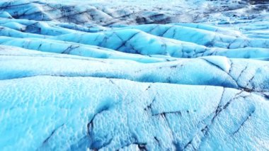 İzlanda 'daki Doğa Vatnajokull Buzulu beyaz kar ve mavi buz mevsimi mevsimi manzarası 4k. Yüksek kalite 4k görüntü