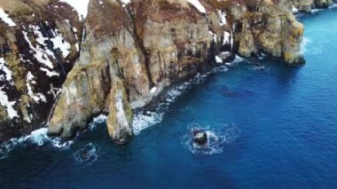 Günbatımında Kayalık Kıyı şeridi üzerinde Mavi Kuzey Atlantik Okyanusu Suyu ile birlikte Güneş 'e doğru uçuyor. Kuş Gözü Görünümü 4K Sinematik İnsansız Hava Aracı. Yüksek kalite 4k görüntü