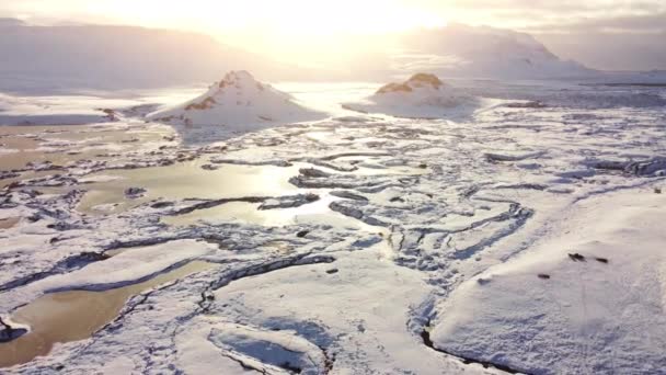 风景秀丽的冬季景观火山冰原河光路美丽的日出山脉冬季冰岛雪地空中飞行影像史诗全景自然 高质量的4K镜头 — 图库视频影像