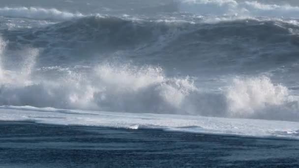 强大的海浪 大西洋的风暴 阳光灿烂的日子里神奇的海浪 巨浪波涛汹涌 浪花汹涌 以8K解析度4320P射击 高质量的4K镜头 — 图库视频影像