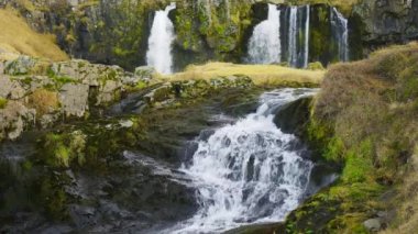 İzlanda 'da şelale, Sonbahar sezonunda Dağ Nehri, Güzel Doğa Volkanik Manzarası. Ünlü Turistik Varış Yeri. 8K 'da çekilmiş..