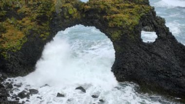 Okyanus Dalgaları Siyah Volkanik Kayalık Kıyı şeridine çarpıyor. Saf Mavi Deniz Suyu ve Batı İzlanda 'da olağandışı kıyı. Lav Soğutma ve Müteahhitlik tarafından yaratılan bazalt sütunlar. Çekim 8k Çözünürlükte.