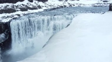 Şelale Uçuşu İzlanda 'nın ünlü şelalesinin etrafındaki Epik Uçuşlar Yüksek Uçurumlardan Epik Doğa Serüvenleri Eserleri Eserleri. Yüksek kalite 4k görüntü