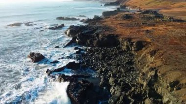 Manzaralı Rocky Sahili Doğa Arkaplanı, Kuzey İzlanda 'da Seyahat Eden Saf Doğa, Vahşi Doğanın Sinematik Hava Görüntüsü Dünyaca ünlü Sahil Hattı, Açık Hava Macerası ve Seyahat. Yüksek kalite 4k görüntü