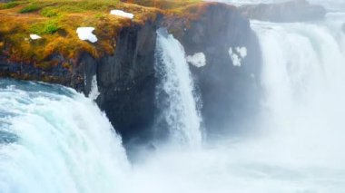 İzlanda 'daki Şelale Yüksek Uçurumlardan Akıyor Ünlü Seyahat Varış Yeri Doğanın Destansı Bahar Macerası, 8k Çözünürlükte Çekildi. Yüksek kalite 4k görüntü
