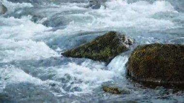 İzlanda 'da şelale, Sonbahar sezonunda Dağ Nehri, Güzel Doğa Volkanik Manzarası. Ünlü Turistik Varış Yeri. 8K 'da çekilmiş..