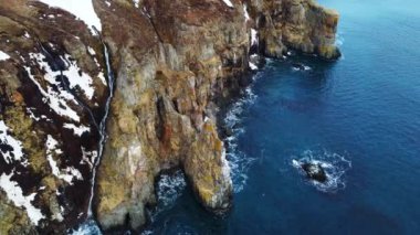 Günbatımında Kayalık Kıyı şeridi üzerinde Mavi Kuzey Atlantik Okyanusu Suyu ile birlikte Güneş 'e doğru uçuyor. Kuş Gözü Görünümü 4K Sinematik İnsansız Hava Aracı. Yüksek kalite 4k görüntü