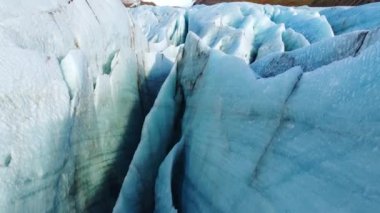 İzlanda 'daki Doğa Vatnajokull Buzulu beyaz kar ve mavi buz mevsimi mevsimi manzarası 4k. Yüksek kalite 4k görüntü