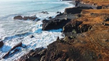 Manzaralı Rocky Sahili Doğa Arkaplanı, Kuzey İzlanda 'da Seyahat Eden Saf Doğa, Vahşi Doğanın Sinematik Hava Görüntüsü Dünyaca ünlü Sahil Hattı, Açık Hava Macerası ve Seyahat. Yüksek kalite 4k görüntü