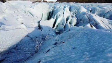 İzlanda 'daki Doğa Vatnajokull Buzulu beyaz kar ve mavi buz mevsimi mevsimi manzarası 4k. Yüksek kalite 4k görüntü