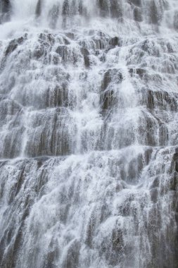 Dynjandi Şelalesi Su Dokusu. İzlanda 'nın güzel, saf doğası. Güçlü Dağ Nehri Arkaplanı. Dev Su Akıntısı, Sonsuz Doğal Enerji. Avrupa seyahati. Her yere git..