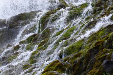 Dynjandi Şelalesi Su Dokusu. İzlanda 'nın güzel, saf doğası. Güçlü Dağ Nehri Arkaplanı. Dev Su Akıntısı, Sonsuz Doğal Enerji. Avrupa seyahati. Her yere git..
