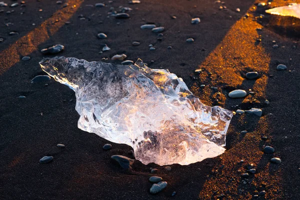 アイスランドのダイヤモンドビーチ 日没時に黒い火山砂に輝く氷山 海の波で砕けた氷 北ヨーロッパの国で有名な観光地 旅行先 高解像度 — ストック写真