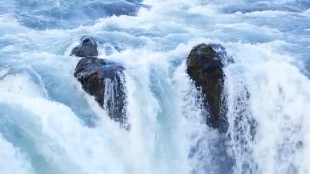 Водопад Исландии Вода Протекающая Через Высокие Скалы Знаменитые Путешествия Вдохновение — стоковое видео