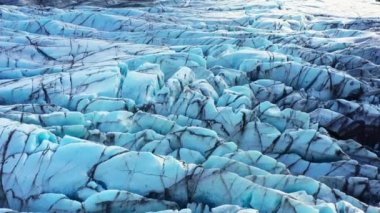 Vatnajokull Buzulu İzlanda 'da. Eski saf mavi buz. Kış manzaralı hava manzarası. Popüler turist mekanı. Avrupa 'nın en büyük buzulu. Temiz donmuş su. Küresel ısınma kavramı. Yüksek kalite 4k görüntü