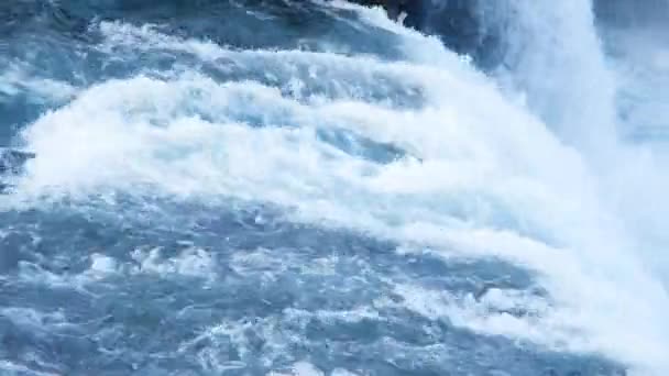 Водопад Исландии Чистая Ледниковая Вода Течет Через Высокие Скалы Огромный — стоковое видео