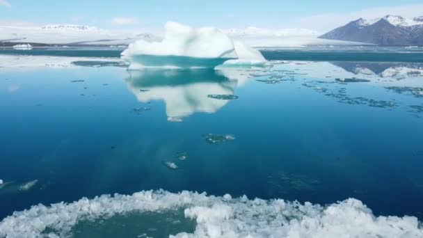 Ijsberg Van Smeltende Gletsjer Ijsland Oud Blauw Ijs Drijvend Oceaanwater — Stockvideo