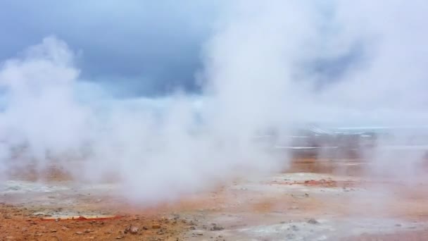 아이슬란드의 담뱃잎 계곡의 에너지 푸마롤 Hverir 근처의 활동이요 증발하는 공중에서 — 비디오