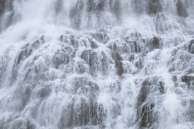 Dynjandi Şelalesi Suyu, İzlanda 'nın Güzel Saf Doğası, Güçlü Dağ Nehri Arkaplanı. Yüksek kalite fotoğraf