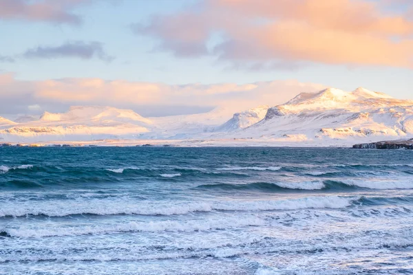 日没時にアイスランド語のFjords 雪に覆われた山々と海の海岸 北ヨーロッパ諸国の冬の風景 アイスランドの風景 — ストック写真