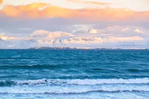 Ісландські Фіорди Під Час Заходу Сонця Берег Океану Засніженими Горами — стокове фото