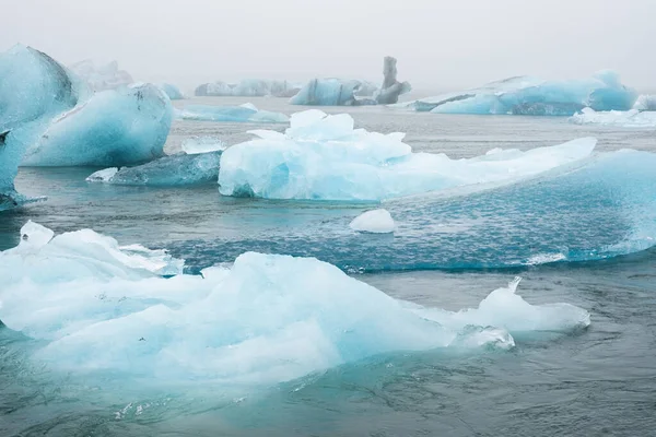 Kék Jéghegyek Óceáni Vízben Gleccser Jég Sodródás Nyugodt Víznél Tiszta — Stock Fotó