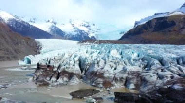 Vatnajokull Buzulu İzlanda 'da. Eski mavi buz. Kış manzaralı hava manzarası. Yüksek kalite 4k görüntü