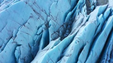 Vatnajokull Buzulu İzlanda 'da. Eski saf mavi buz. Kış manzaralı hava manzarası. Popüler turist mekanı. Avrupa 'nın en büyük buzulu. Temiz donmuş su. Küresel ısınma kavramı. Yüksek kalite 4k görüntü