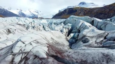 Vatnajokull Buzulu İzlanda 'da. Eski mavi buz. Kış manzaralı hava manzarası. Yüksek kalite 4k görüntü