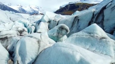 Vatnajokull Buzulu İzlanda 'da. Eski saf mavi buz. Kış manzaralı hava manzarası. Popüler turist mekanı. Avrupa 'nın en büyük buzulu. Temiz donmuş su. Küresel ısınma kavramı. Yüksek kalite 4k görüntü