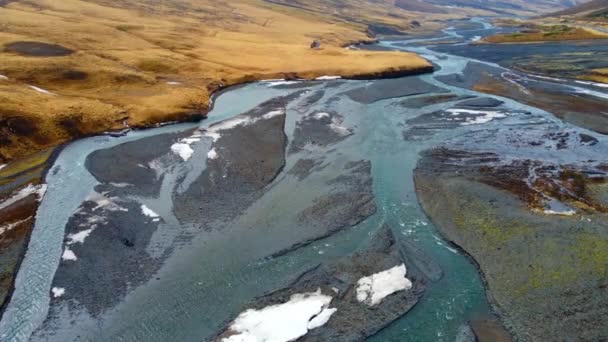 冰岛有纯蓝色冰川水的河流 北部乡村风景如画 自然景观空中景观 高质量的4K镜头 — 图库视频影像
