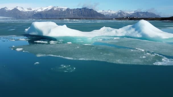 アイスランドの融解氷河からの氷山 海の水に浮かぶ古代の青い氷 氷河ラグーンの純粋なターコイズブルーの水 気候変動と地球温暖化極端なクローズアップ 空中ビュー4K — ストック動画