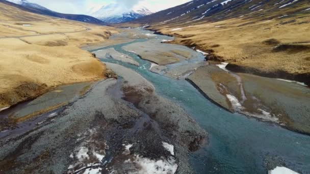 Река Чистой Голубой Ледниковой Водой Исландии Живописная Сельская Местность Севере — стоковое видео