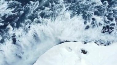 Şelale Uçuşu İzlanda 'nın ünlü şelalesinin etrafındaki Epik Uçuşlar Yüksek Uçurumlardan Epik Doğa Serüvenleri Eserleri Eserleri. Yüksek kalite 4k görüntü