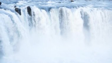 İzlanda 'da saf mavi buzullu şelale. Su yüksek kayalıklardan akıyor. Godafoss. Yüksek kalite 4k görüntü